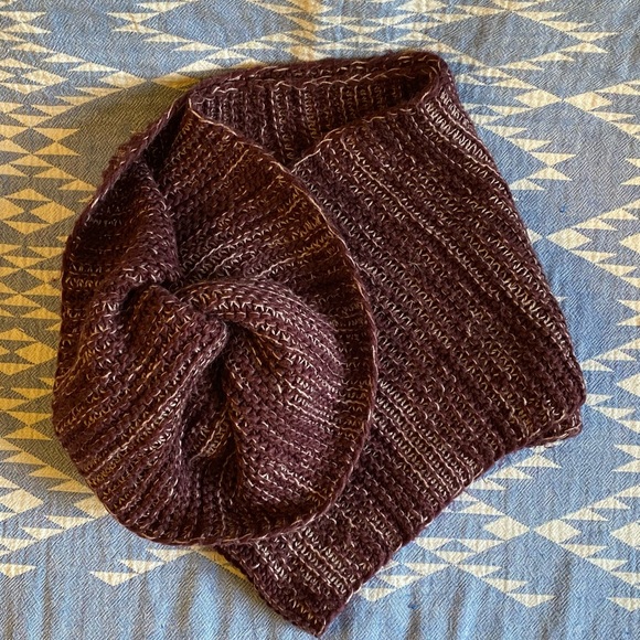 Gap Knit Winter Hat, Heavy Weight Scarf & Fleece Gloves 3 Piece Bundle - Picture 2 of 5